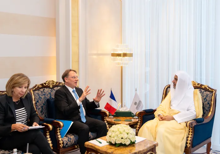 El Sheij Mohammed Al-Issa, Secretario General de la LMI, se reunió con el Sr. Ludovic Pouille, embajador de Francia ante el Reino de Arabia Saudita.
