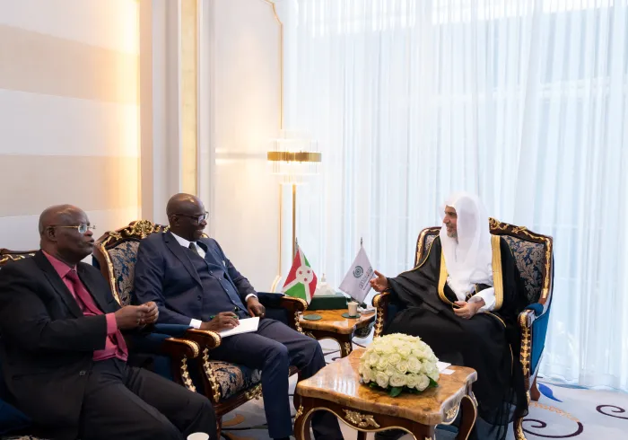 El Secretario General, Presidente de la Comisión de Ulemas, el Sheij Mohammed Al-Issa, recibió en Riad al enviado especial del Presidente de la República de Burundi