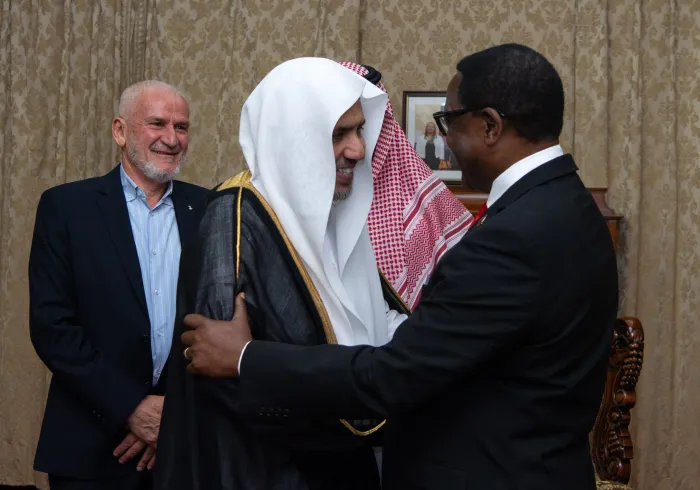 En reconnaissance des efforts du SG pour renforcer l’harmonie sociale, soutenir la stabilité et le développement durable en Afrique :