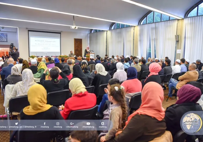 Le SG s'adressant à la minorité musulmane du Centre Culturel Islamique de Londres, dont les responsables louent le soutien de la LIM.