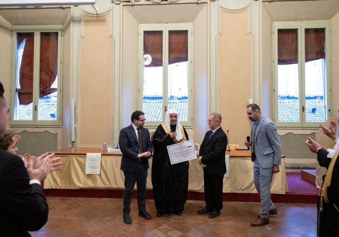 مُنح معالي الدكتور محمد العيسى الزمالة الفخرية العُليا لما بعد الدكتوراه الفخرية في القانون من جامعة بولونيا الإيطالية الحكومية