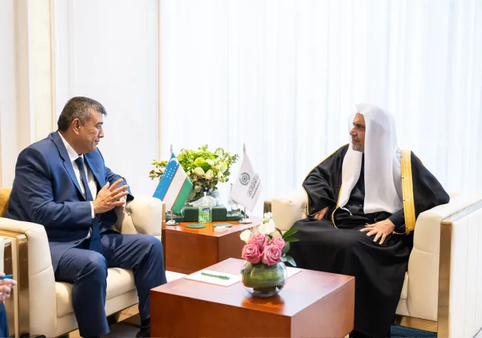جناب دبیرکل، و رئیس انجمن علمای مسلمان، آقای دکتر شیخ محمد العیسی، در دفتر خود در ریاض با جناب سفیر جمهوری ازبکستان در مملكت عربستان سعودی