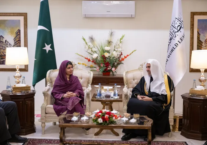  cheikh Mohammed Al-Issa a reçu à sa résidence dans la capitale pakistanaise, Islamabad, la militante internationale pour l’éducation des filles et lauréate du prix Nobel de la paix, Mme Malala Yousafzai.