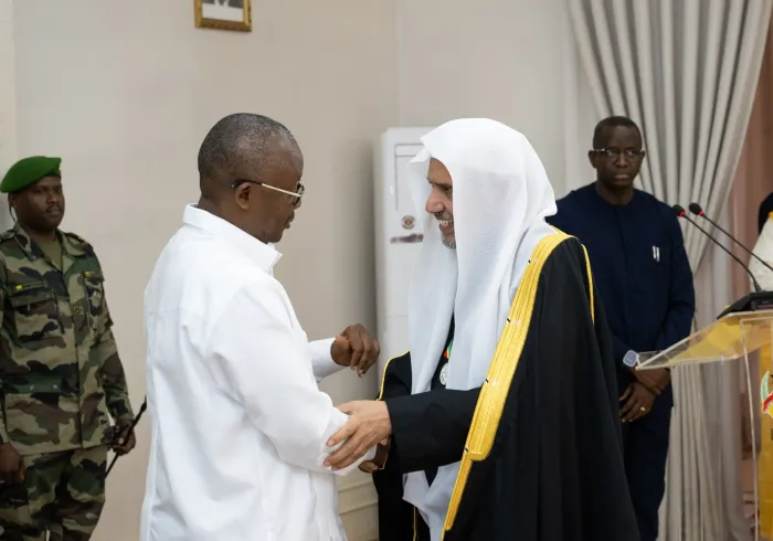 Au palais présidentiel de la capitale Bissau, M. Umaro Sissoco Embaló, Président de la République de Guinée-Bissau, a décerné au Secrétaire général, Président de l’Organisation des savants musulmans, cheikh Mohammed Alissa,