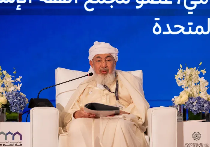 El Sheij Abdallah bin Sheij Al-Mahfoudh bin Bayyah, Presidente del Consejo de los Emiratos para los dictámenes jurídicos, miembro del Consejo Superior de la Liga y miembro de la Academia de Fiqh Islámico