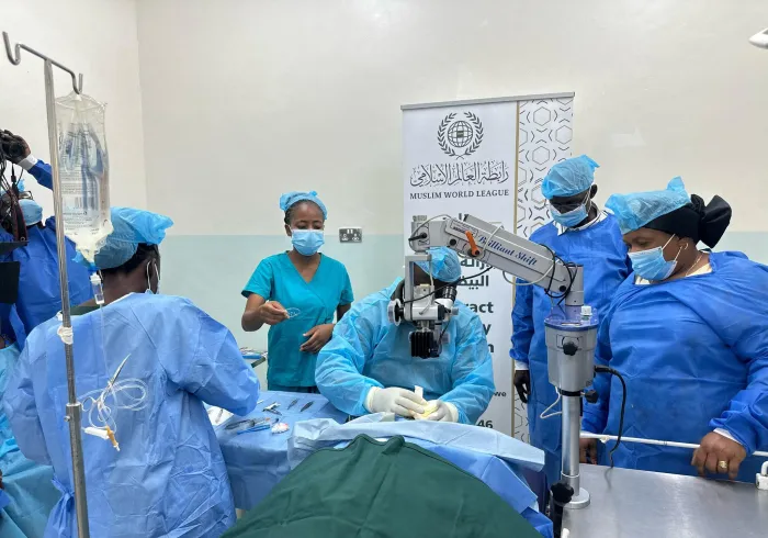 Esta vez, la luz brilla en Zimbabue, alcanzando a los más vulnerables. Aquí tienen imágenes del proyecto de lucha y prevención de la ceguera, implementado por la Ligadel Mundo Islamico en África