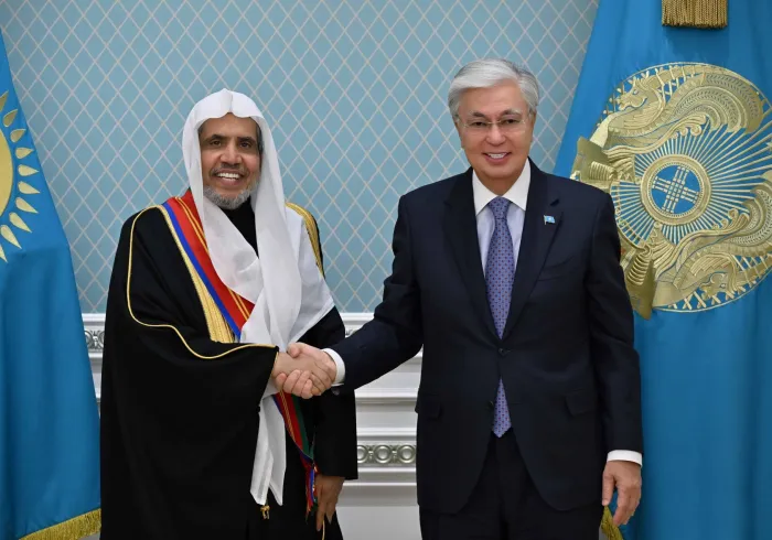 El Sr. Kassym-Jomart Tokáyev, Presidente de la República de Kazajistán, recibió en el palacio presidencial de la capital, Astaná, al Secretario General de la Liga del Mundo Islámico, Presidente del Consejo de Ulemas, el Sheij Mohammed Al-Issa.