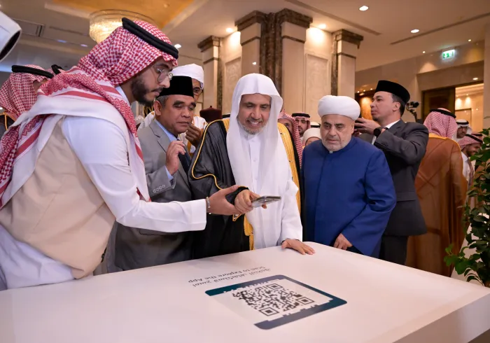 Aquí están los primeros momentos del lanzamiento de la aplicación «Minhaj», seguidos de su descarga en los teléfonos por varias altas personalidades: eminentes ulemas del mundo islámico