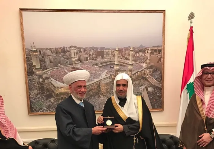 مفتی اعظم لبنان نے عزت مآب سیکرٹری جنرل کو(لبنانی دار الافتاء) کی جانب سے تمغہ پیش کیا۔ آپ نے سیکرٹری جنرل کی لبنان میں منعقدہ ثقافتی وروحانی اجلاس میں خطاب کو بھی سراہا۔