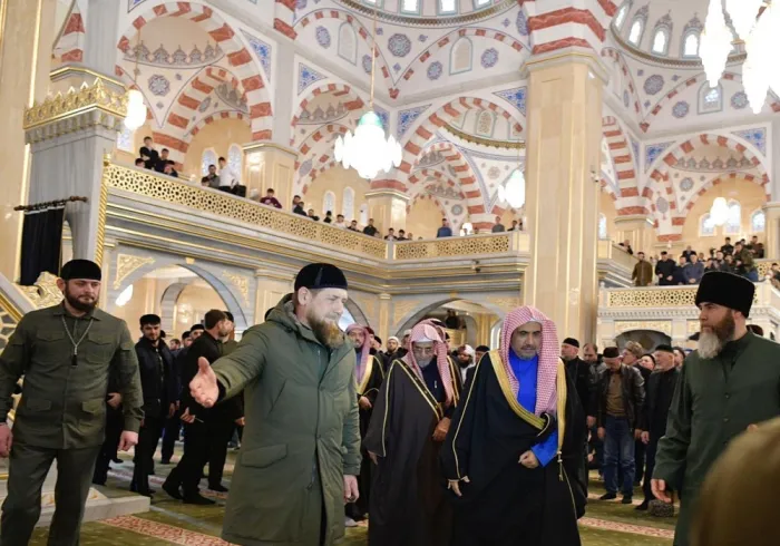 محترم چیچن صدر شیخ ڈاکٹر محمد العیسی کو دار الخلافہ  گروزنی کی جامع مسجد میں عالم اسلام کے علماء ومفتیان کی موجودگی میں خطبۂ جمعہ سے خطاب کی دعوت دے رہے ہیں