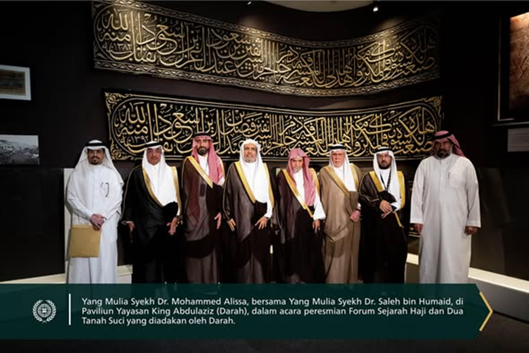 Cuplikan kunjungan Yang Mulia Sekretaris Jenderal LMD, Ketua Organisasi Ulama Muslim, Anggota Komite Pengawas Utama Proyek Sejarah Haji dan Dua Tanah Suci Syekh Dr. Mohammed Alissa , ke paviliun Yayasan King Abdulaziz (Darah), dalam rangka peresmian Forum &quot;Sejarah Haji dan Dua Tanah Suci&quot;