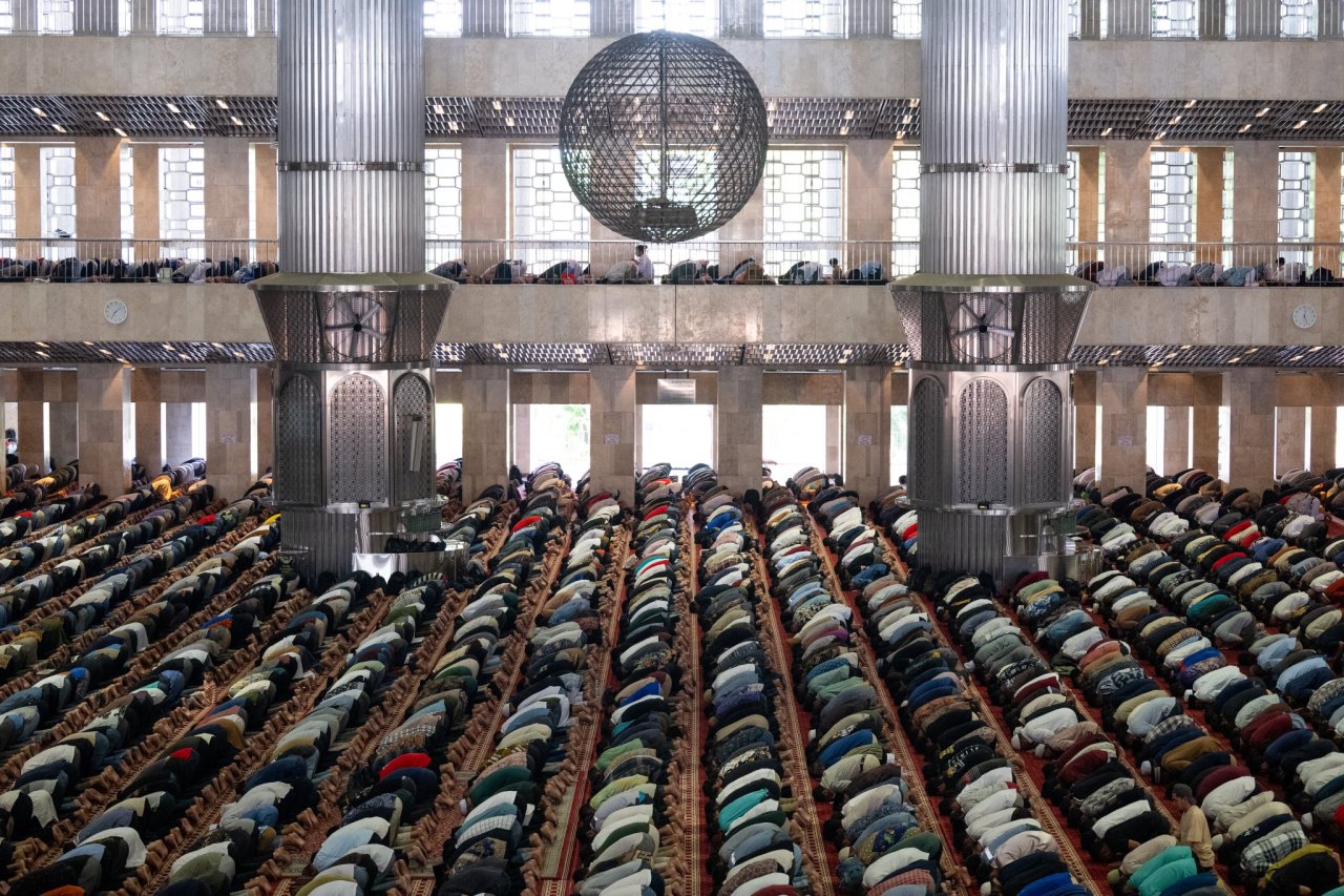 تلبيةً لدعوةٍ رسمية، ألقى معالي الأمين العام، رئيس هيئة علماء المسلمين، فضيلة الشيخ د. ⁧‫محمد العيسى‬⁩ ⁦‪‬⁩، خطبةَ الجمعة لهذا اليوم، وأمَّ المصلين في جامع الاستقلال بالعاصمة الإندونيسية "جاكرتا"