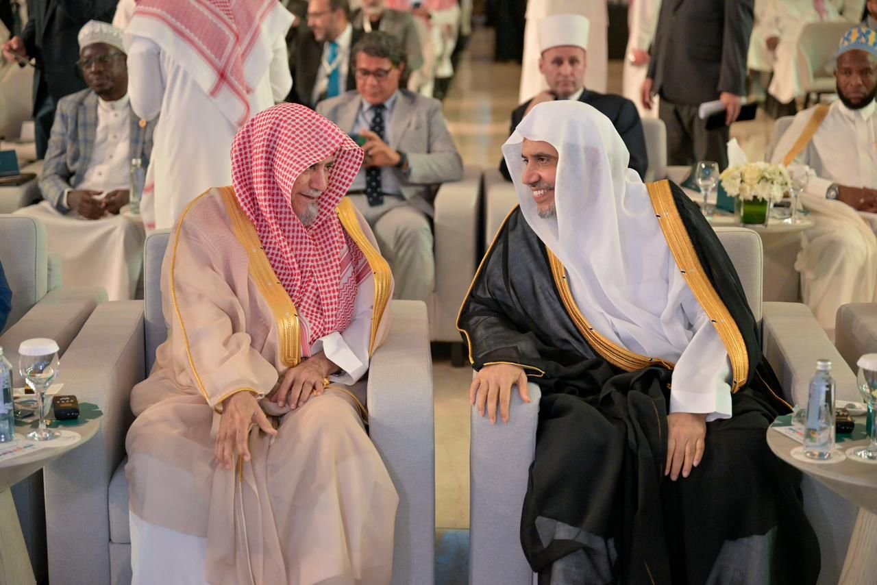 ينفرد التطبيق بغطاءٍ شرعيٍّ دوليٍّ جرى العمل عليه على مدى سنواتٍ طويلة، من قِبَل كبار الفقهاء والخبراء، بهدف إنهاء حالة التضارب والتناقض المتداولة على نطاق واسع في عددٍ من البرامج الدينية، مع إضافة المزيد من الخدمات المهمة