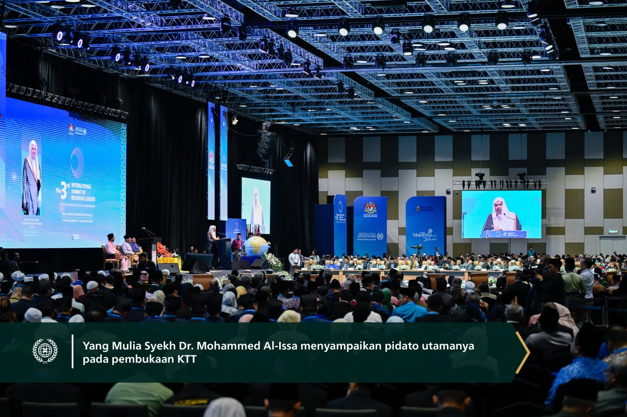 Yang Mulia Sekretaris Jenderal LMD sekaligus Ketua Organisasi Ulama Muslim, Syekh Dr. Mohammed Alissa  , menyampaikan pidato pembukaan pada Konferensi Tingkat Tinggi Internasional Ketiga Para Pemimpin Agama