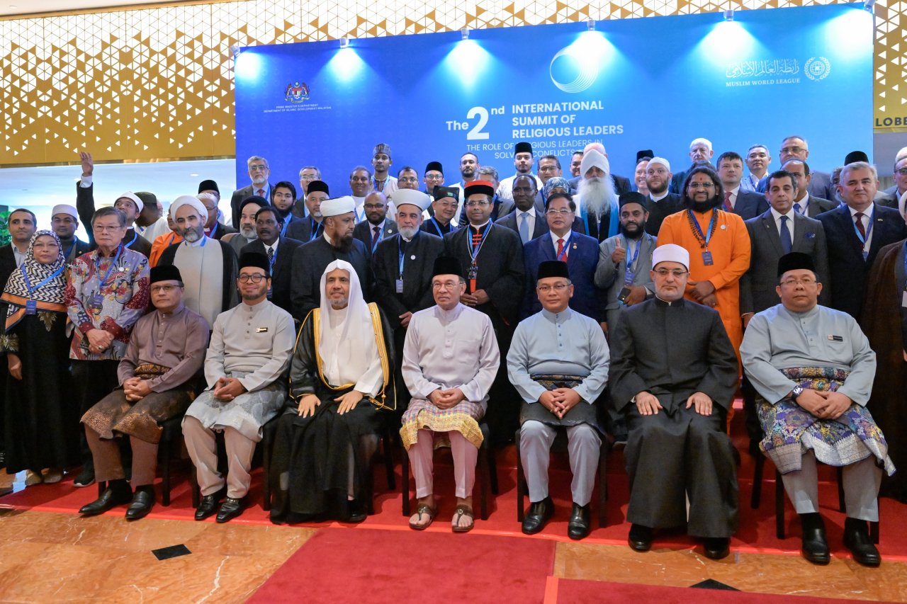 ملائیشیا کے وزیر اعظم جناب داتو سری انور ابراہیم اور سیکرٹری جنرل رابطہ عزت مآب شیخ ڈاکٹر محمد العیسی نے دارالحکومت کوالالمپور میں منعقدہ ”دوسری بین الاقوامی مذہبی قیادت کانفرنس“ (تنازعات کے حل میں مذہبی رہنماؤں کا کردار) کا افتتاح کیا