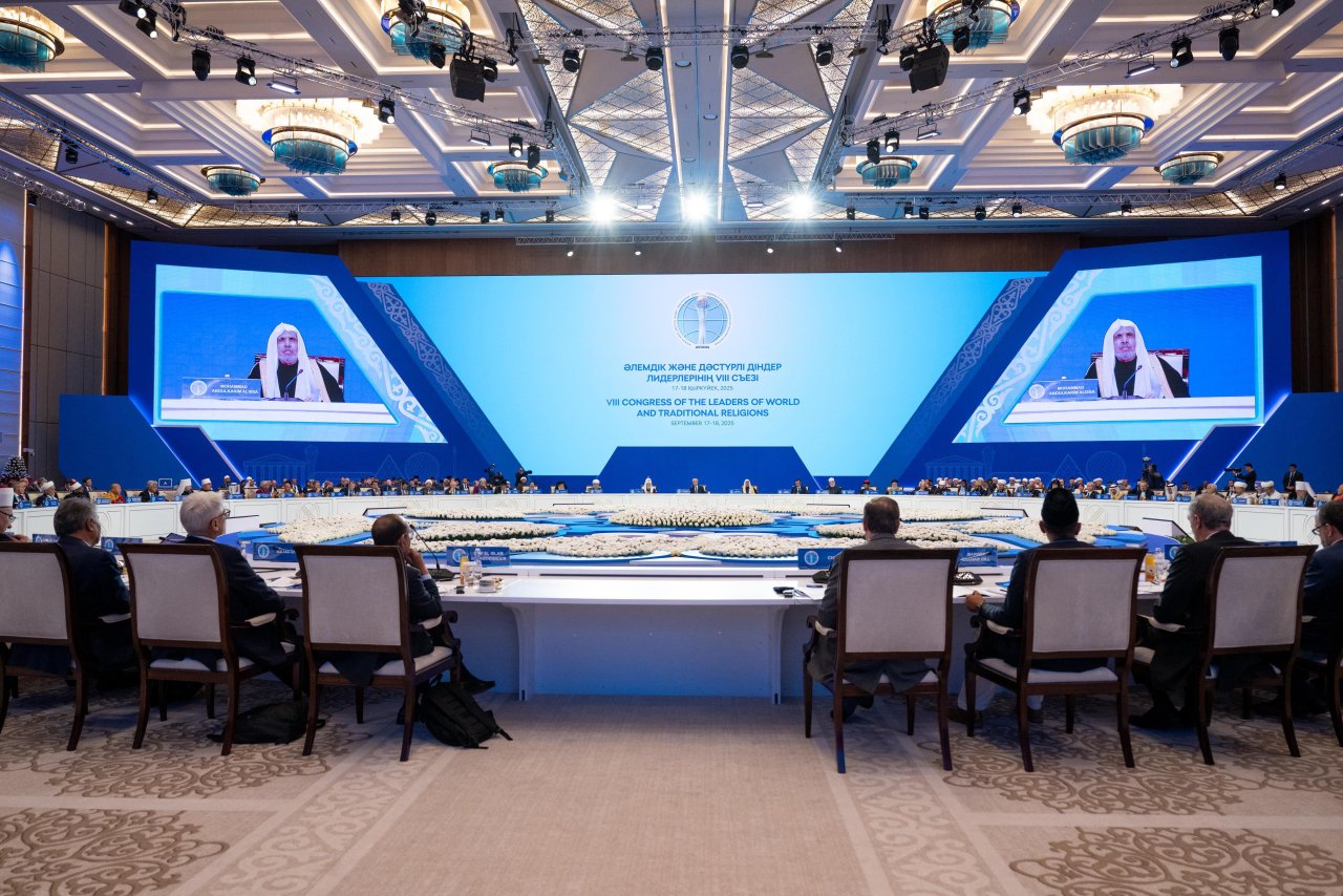 El Secretario General de la Liga del Mundo Islámico, Presidente del Consejo de Ulemas, el Sheij Mohammed Al-Issa dirigiéndose a los participantes de la sesión inaugural de la «Cumbre Mundial de las Religiones»