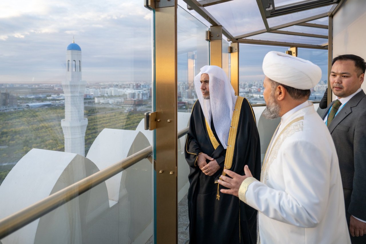 El Secretario General de la Liga del Mundo Islámico, Presidente del Consejo de Ulemas, el Sheij Mohammed Al-Issa, visitó la Gran Mezquita de Astaná, donde asistió a una presentación sobre ella ofrecida por el Gran Muftí, el Sheij Nourzbay Haji Taganuly.