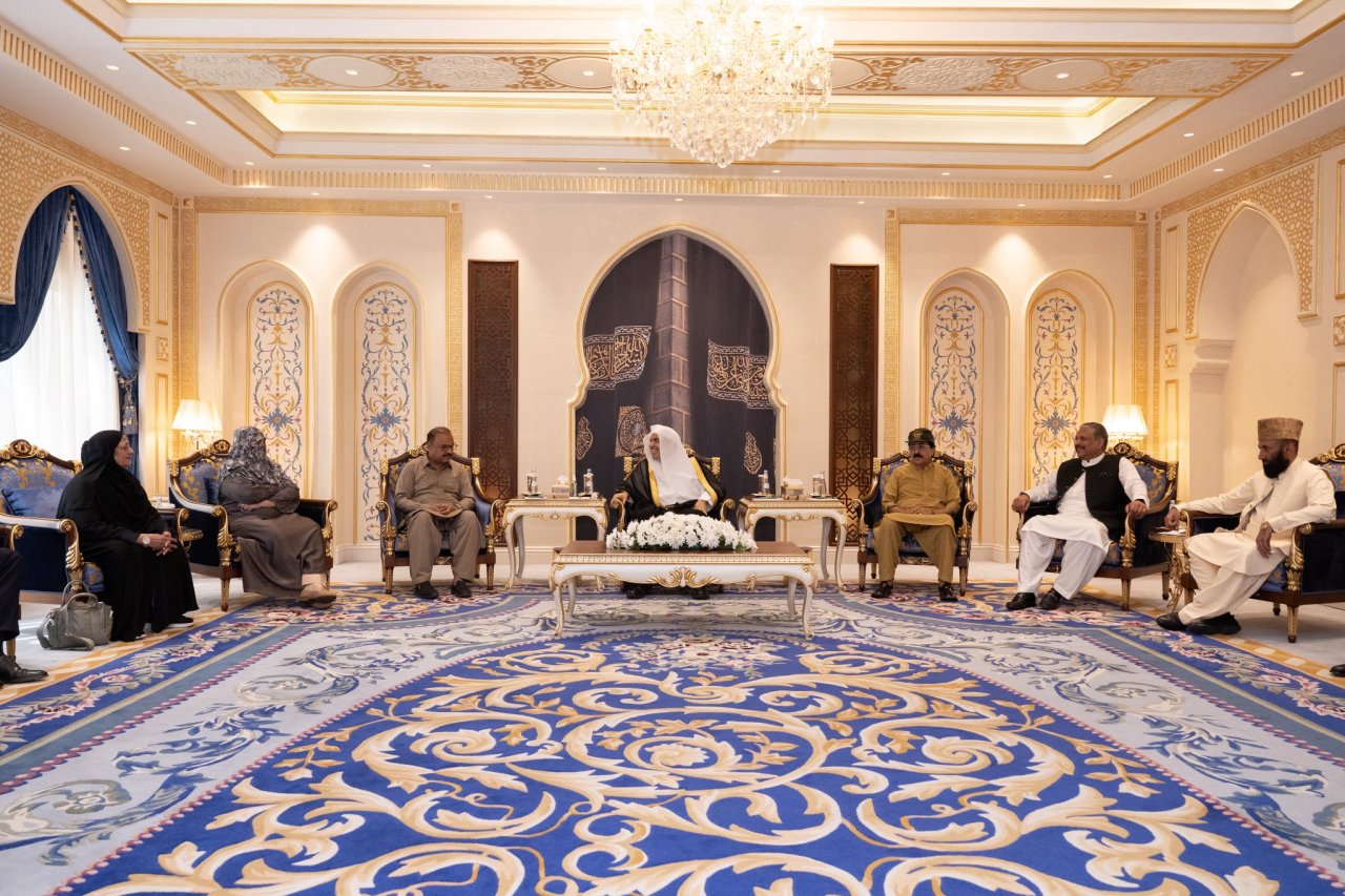 Yang Mulia Sekretaris Jenderal LMD, Ketua Organisasi Ulama Muslim, Syekh Dr. Mohammed Alissa , menerima kunjungan delegasi parlemen tingkat tinggi yang mewakili berbagai partai di Majelis Nasional Pakistan (Parlemen)