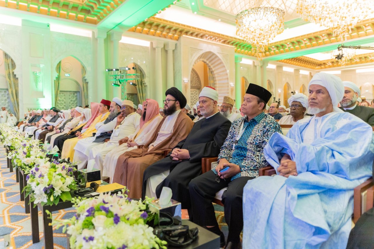 ‏⁧‫سند مکه مکرمه که به امضای مفتیان و علمای امت اسلامی از مذاهب و طوایف گوناگون رسیده و به تصویب کشورهای عضو سازمان همکاری اسلامی درآمده، دومین سند از این دست پس از سند مدینه که پیامبر بزرگوارمان، حضرت محمد مصطفی ﷺ آن را امضا کردند در تاریخ اسلام به شمار می‌رود