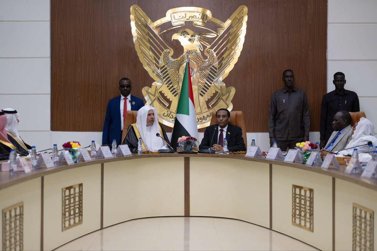 سیکرٹری جنرل کا دورۂ سوڈان استحکام اور امن کی بنیادوں کی بحالی کے لئے تعاون اور امداد، اور عزت مآب شیخ ڈاکٹر محمد العیسی کی حکومتی قیادت اور علماء کے وفود کے ساتھ اعلیٰ سطحی ملاقاتیں: