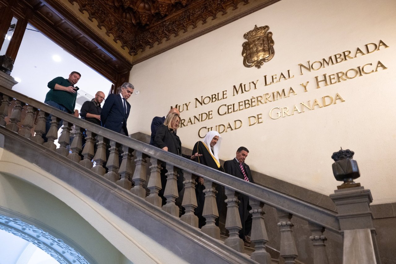 جناب دبیرکل، رئیس انجمن علمای مسلمان، اقاي دکتر شيخ محمد العیسی ، با شهردار شهر گرانادا، خانم ماریا فرانسیسکا کارازو ویلالونگا دیدار کرد، و این دیدار در مقر شهرداری برگزار شد