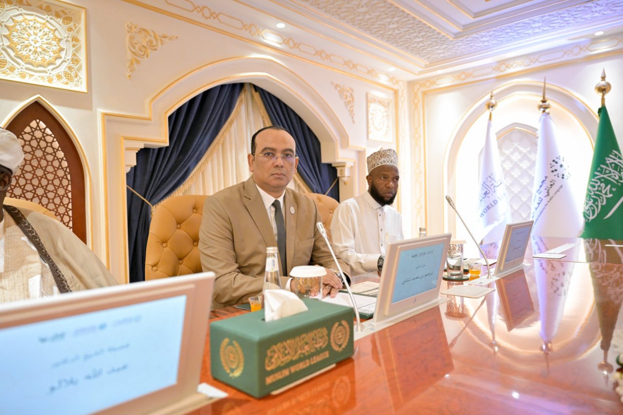 نخستین برنامه‌های جشنواره ویژهٔ روز جهانی زبان عربی که به‌وسیلهٔ مجمعِ جهانیِ  زبان عربي ملک سلمان و سازمانِ همبستگیِ جهان اسلام برگزار شد، در مقرّ سازمان همبستگي در مکه مکرمه و با حضور جمعی از شخصیت‌های برجستهٔ علمیِ عربی و اسلامی، آغاز گردید