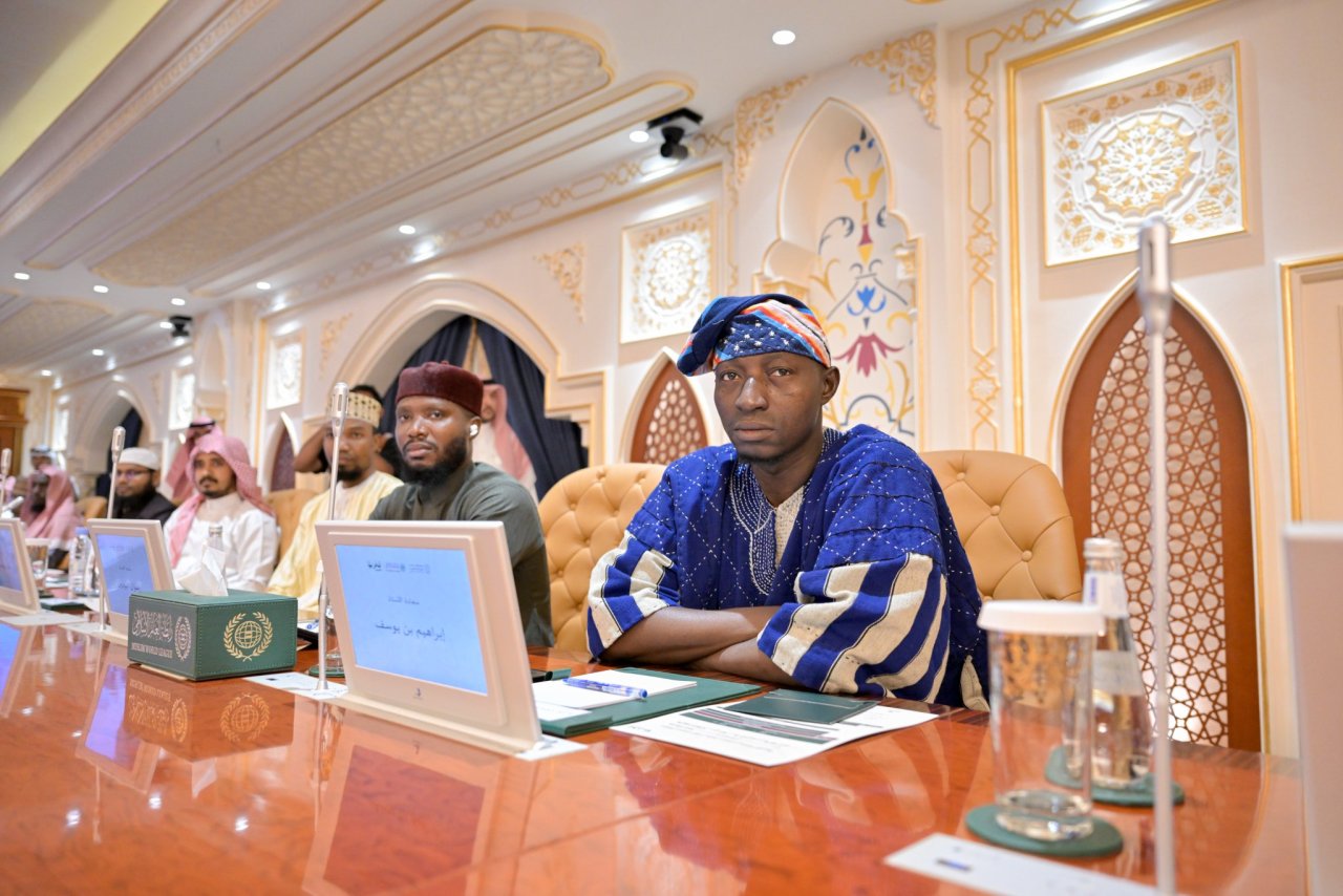 نخستین برنامه‌های جشنواره ویژهٔ روز جهانی زبان عربی که به‌وسیلهٔ مجمعِ جهانیِ  زبان عربي ملک سلمان و سازمانِ همبستگیِ جهان اسلام برگزار شد، در مقرّ سازمان همبستگي در مکه مکرمه و با حضور جمعی از شخصیت‌های برجستهٔ علمیِ عربی و اسلامی، آغاز گردید