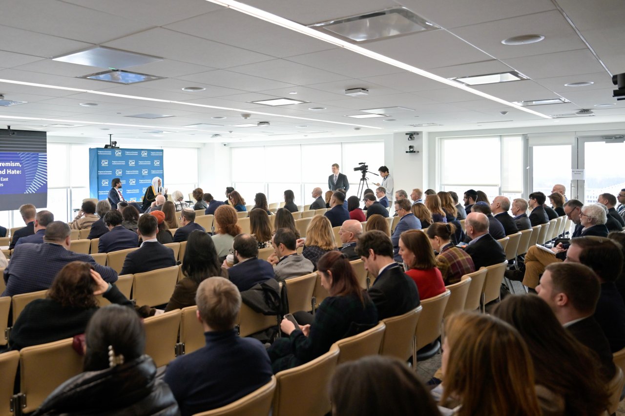 بدعوةٍ من رئيستها وبحضور الأكاديميين ومراكز البحوث  د. العيسى يحاضر في جامعة جورج واشنطن عن "الكراهية .. وقيم الإسلام تجاه أتباع الأعراق والأديان"