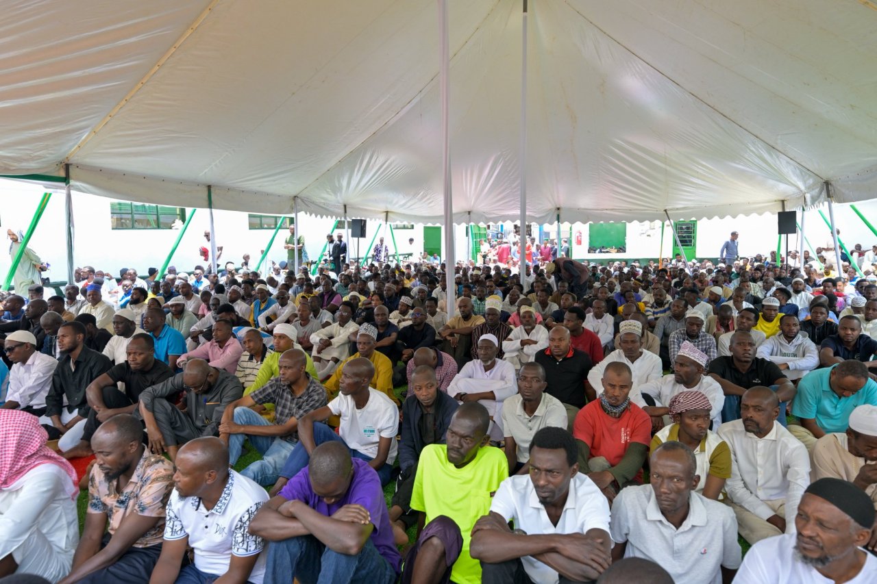 معالي الأمين العام، رئيس هيئة علماء المسلمين، فضيلة الشيخ د.⁧‫محمد العيسى‬⁩ ‬⁩، يخطُب في المصلين ويؤمّهم في العاصمة الرواندية "كيغالي"، متناولًا عددًا من الموضوعات الإسلامية المُعاصرة، ومهنِّئًا بحلول شهر رمضان المبارك