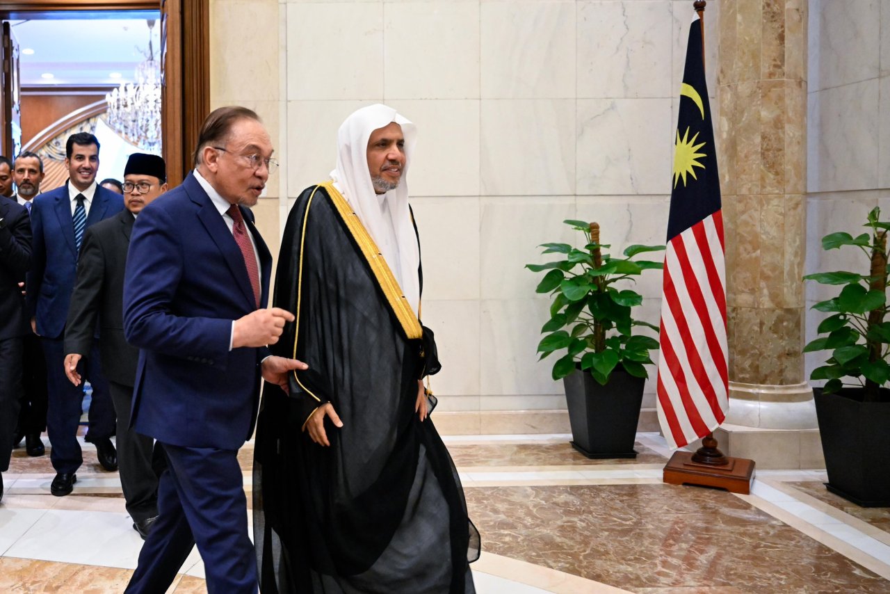 At the Presidential Palace in the capital, Kuala Lumpur,  H.E. Dato’ Seri Anwar Ibrahim, the Prime Minister of Malaysia, received H.E. Sheikh Dr. Mohammed Al-Issa, Secretary-General of the Muslim World League