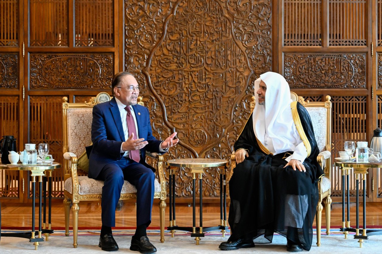 At the Presidential Palace in the capital, Kuala Lumpur,  H.E. Dato’ Seri Anwar Ibrahim, the Prime Minister of Malaysia, received H.E. Sheikh Dr. Mohammed Al-Issa, Secretary-General of the Muslim World League