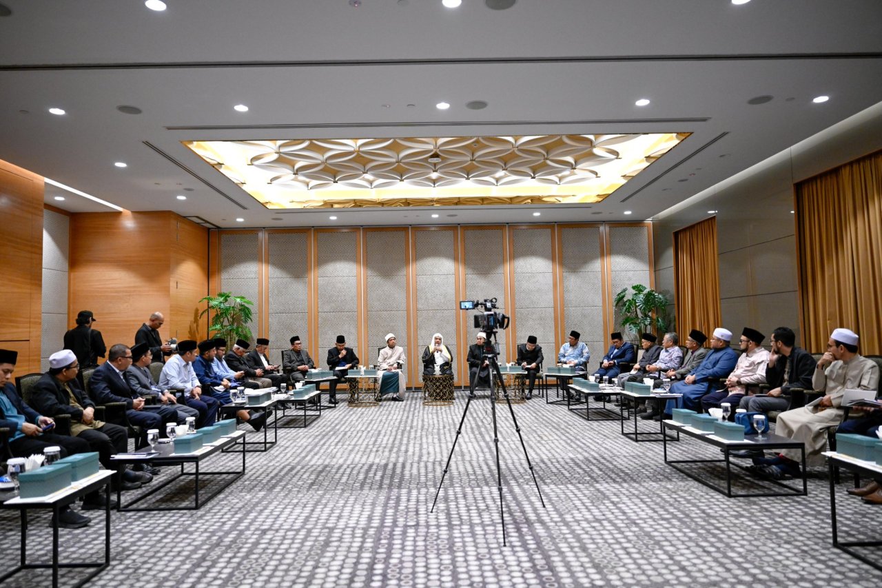 H.E. Sheikh Dr. Mohammed Al-Issa, Secretary-General, held a meeting with senior Malaysian scholars from across the states, led by H.E. Sheikh Ahmad Fauwaz Fadzil, Grand Imam and Grand Mufti of Malaysia