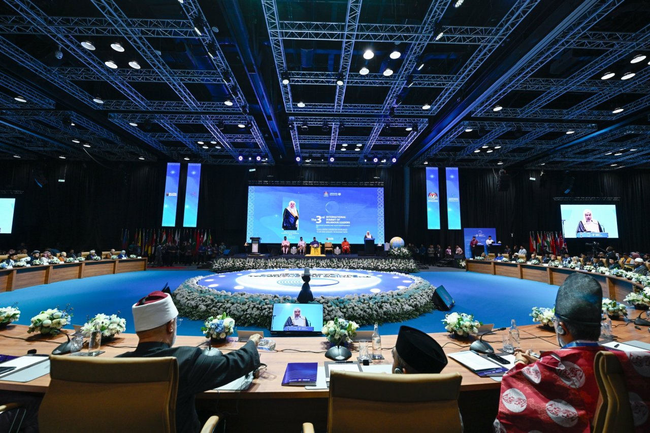 صورٌ من القمة الدولية الثالثة للقيادات الدينية، بمشاركة معالي الأمين العام، رئيس هيئة علماء المسلمين، فضيلة الشيخ د. ⁧‫محمد العيسى‬⁩ ‬⁩ متحدثًا رئيسيًا في حفل الافتتاح