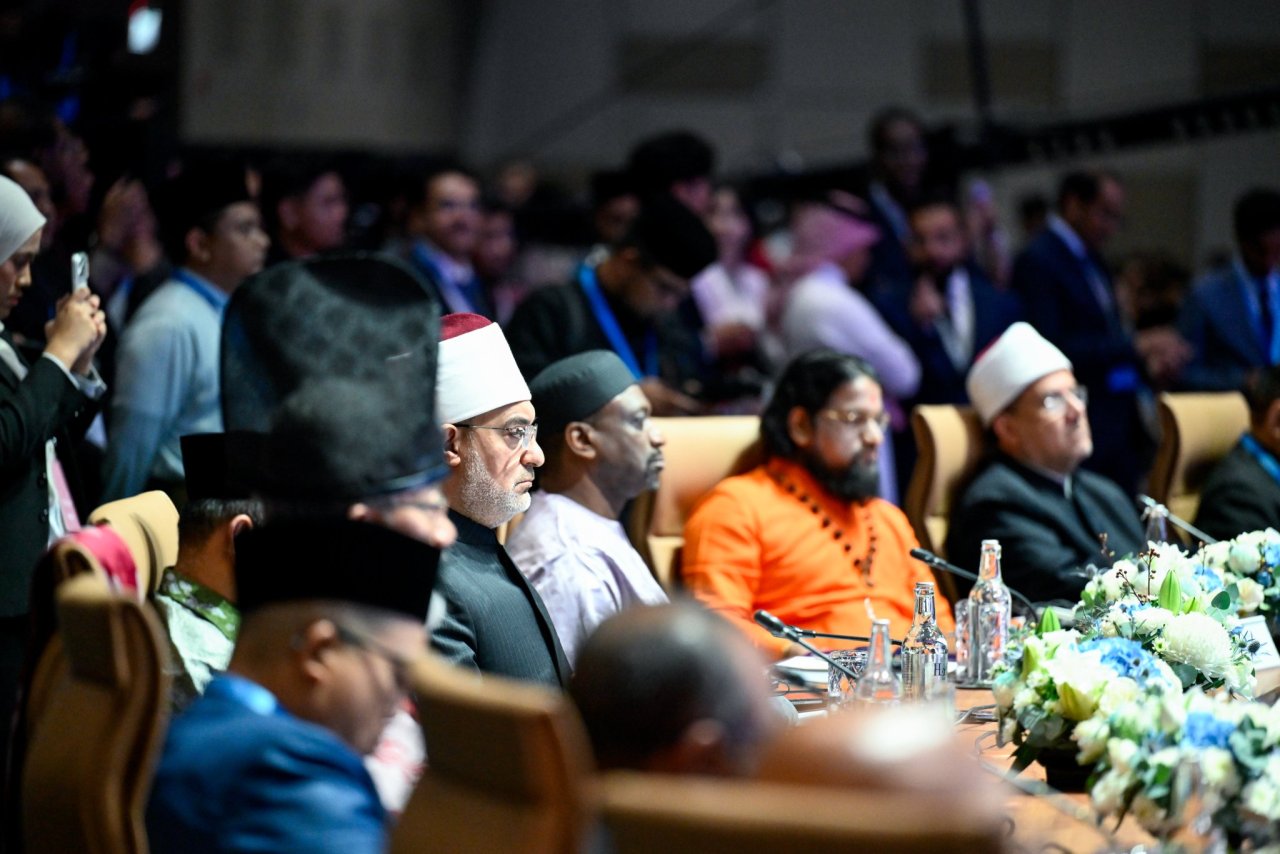 صورٌ من القمة الدولية الثالثة للقيادات الدينية، بمشاركة معالي الأمين العام، رئيس هيئة علماء المسلمين، فضيلة الشيخ د. ⁧‫محمد العيسى‬⁩ ‬⁩ متحدثًا رئيسيًا في حفل الافتتاح