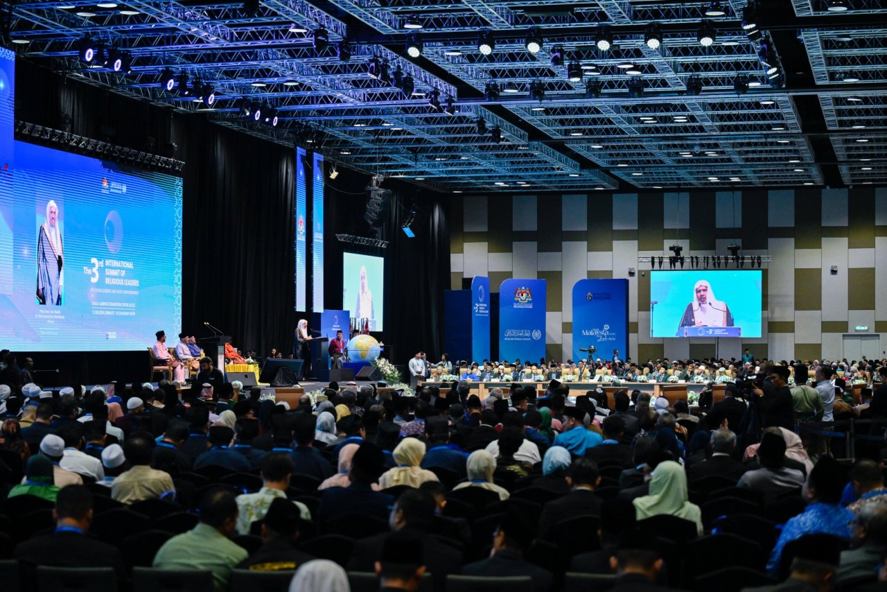 صورٌ من القمة الدولية الثالثة للقيادات الدينية، بمشاركة معالي الأمين العام، رئيس هيئة علماء المسلمين، فضيلة الشيخ د. ⁧‫محمد العيسى‬⁩ ‬⁩ متحدثًا رئيسيًا في حفل الافتتاح