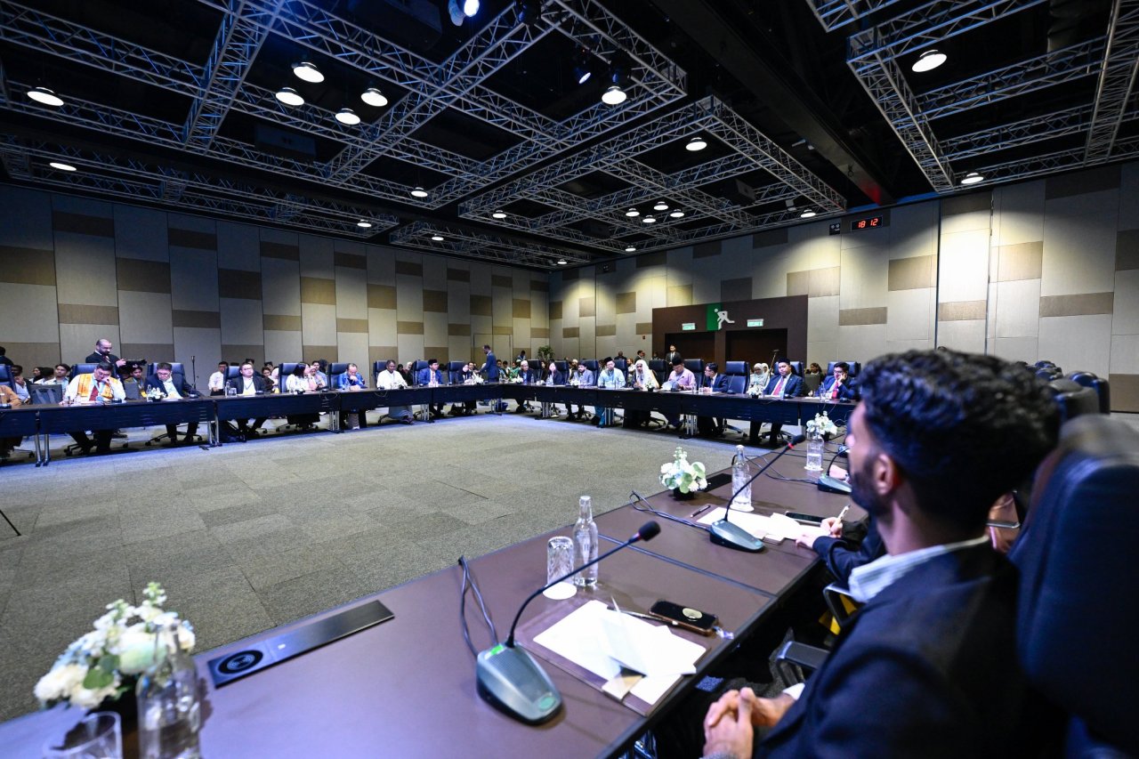 على هامش انعقاد القمة الدولية الثالثة للقيادات الدينية: ‏التقى معالي الأمين العام، رئيسُ هيئة علماء المسلمين، فضيلةُ الشيخ د.⁧‫محمد العيسى‬⁩‬⁩، في العاصمة الماليزية "كوالالمبور"، القادةَ الشبابَ من طُلّاب الجامعات والباحثين