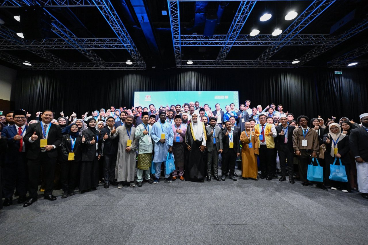 على هامش انعقاد القمة الدولية الثالثة للقيادات الدينية: ‏التقى معالي الأمين العام، رئيسُ هيئة علماء المسلمين، فضيلةُ الشيخ د.⁧‫محمد العيسى‬⁩‬⁩، في العاصمة الماليزية "كوالالمبور"، القادةَ الشبابَ من طُلّاب الجامعات والباحثين