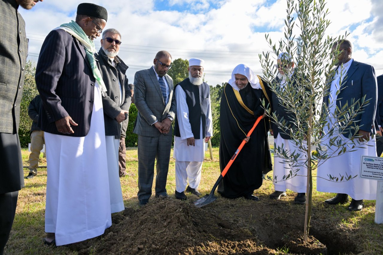 Le Secrétaire général, cheikh Mohammed Al-Issa a inspecté la première phase de la construction du Centre islamique d’Auckland. À cette occasion, il a participé à la plantation de « L’olivier de la paix »