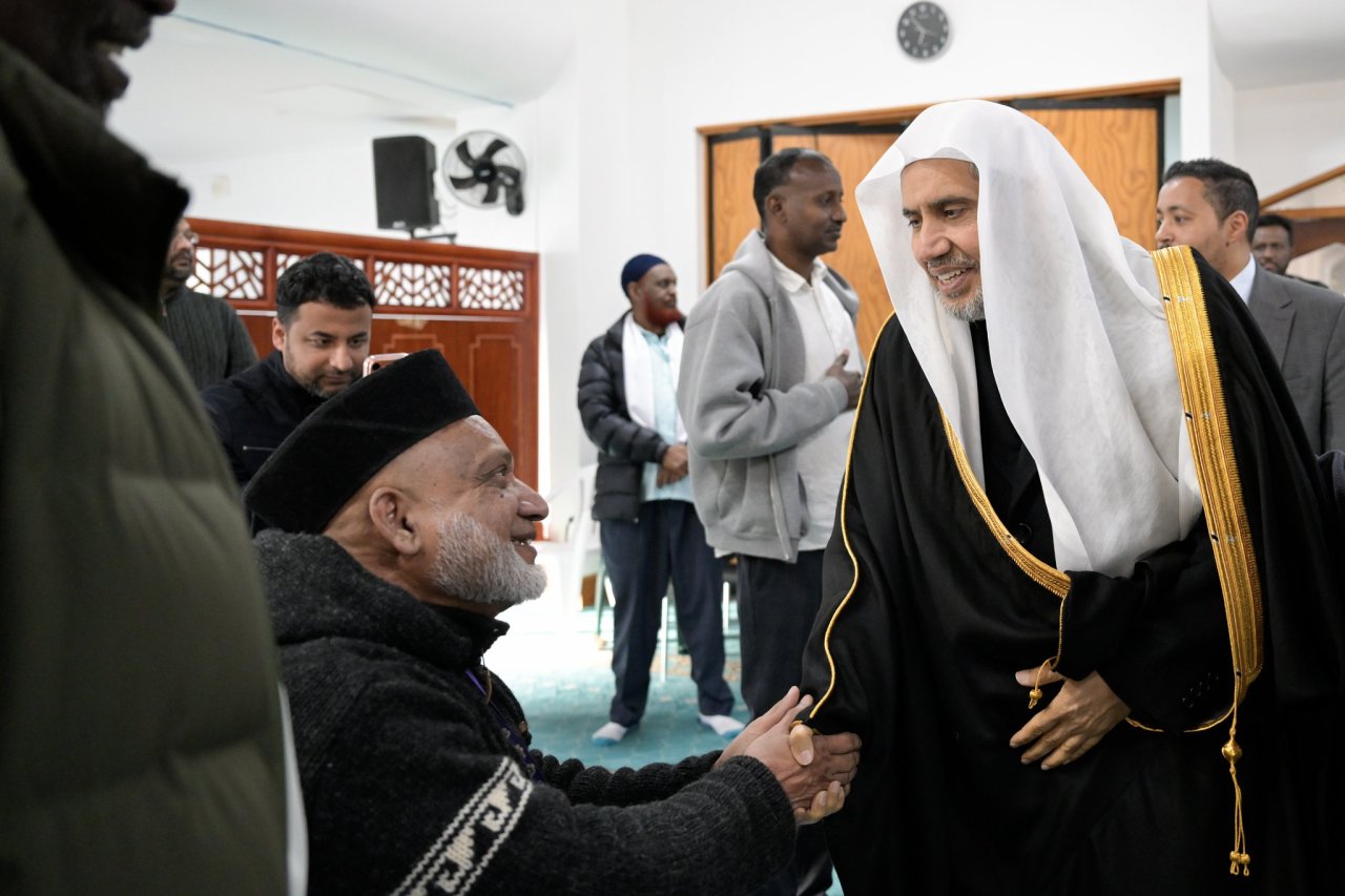 زارَ معالي الأمين العام، رئيسُ هيئة علماء المسلمين، فضيلةُ الشيخ د.⁧‫محمد العيسى‬⁩‬⁩ المسجدَ، حيثُ تفقَّد -مُجدَّدًا- احتياجاتِه، والتقى النّاجِين مِن الهجوم الإرهابيّ، وأُسرَ الشُّهداء -رحمهم الله-