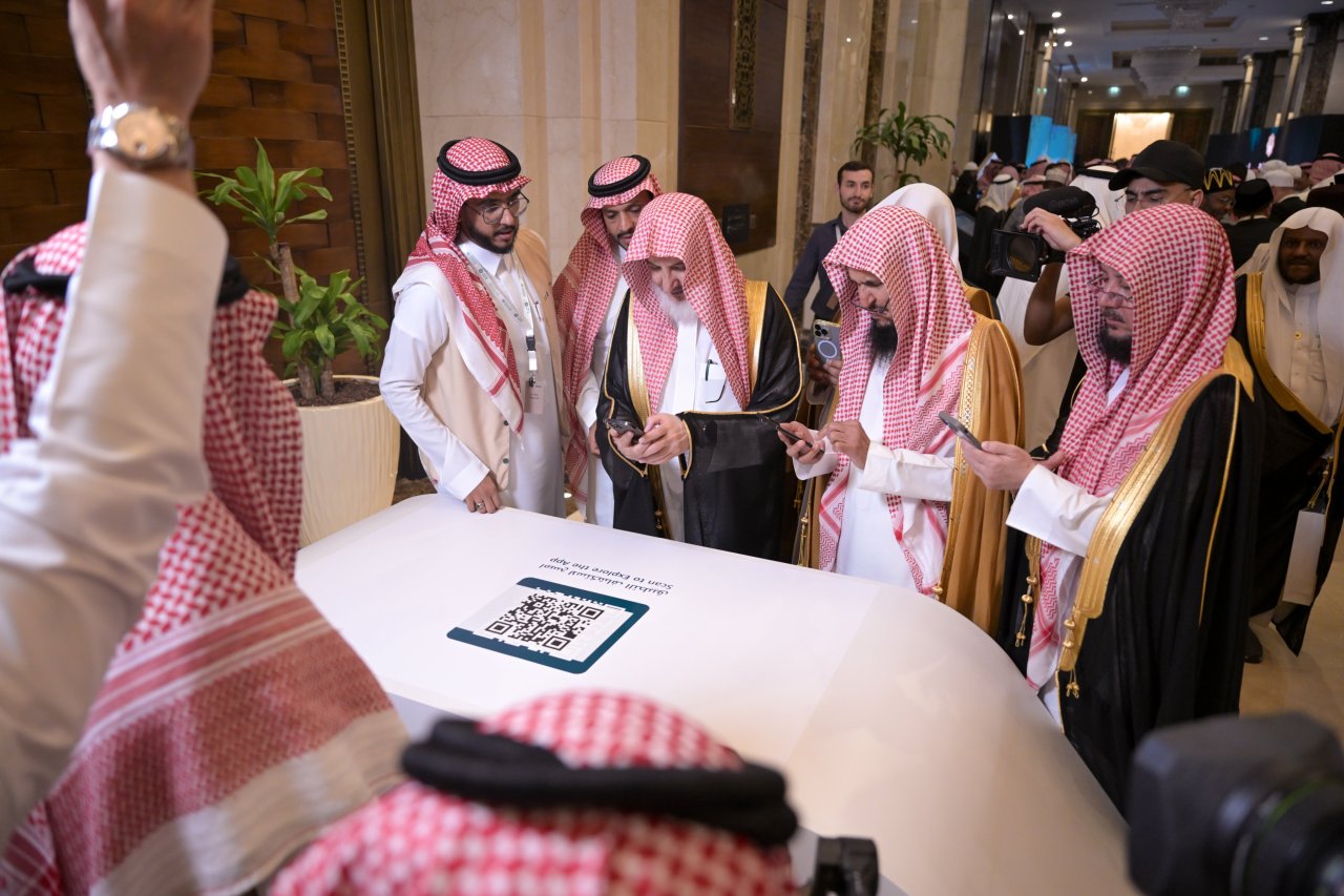 اللحظاتُ الأولى لتدشين تطبيق &quot;مِنهاج&quot;، ثم &quot;تحميلِه&quot; على الهواتف من قِبَل عددٍ من أصحابِ السَّماحةِ والفضيلة والمعالي، من كبارِ علماءِ العالم الإسلامي ودول الأقليّات وعدد من كبار الشخصيات الإسلامية