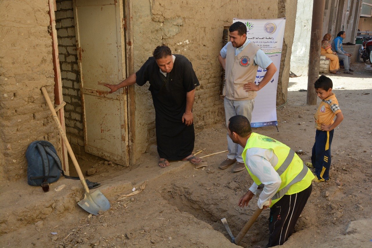جانب من أعمال الحفر لتوصيل المياه