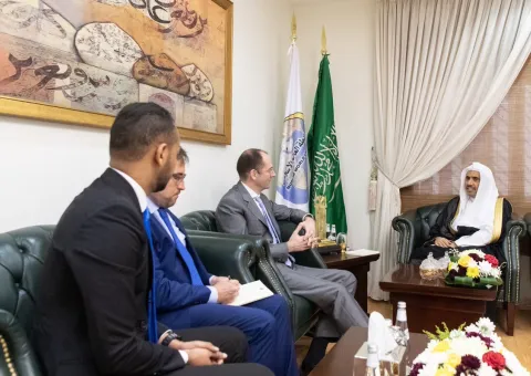 مملکت سعودی عرب میں متعین آسٹریا کے سفیر محترم جورج پوسٹنگر شیخ ڈاکٹر محمد العیسی کے ساتھ اقوام عالم کےدرمیان ہم آہنگی اقدار کےفروغ کے لئے انسانی مشترکات سے استفادہ اورتہذیبی تنوع کی نوعیت کو سمجھنے کی ضرورت پراظہارخیال کررہے ہیں