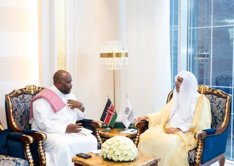 El Sheij Mohammed Al-Issa, Secretario General de la LMI, se reunió con el Sr. Mohamed Ramadhan Ruwange, embajador de Kenia ante el Reino de Arabia Saudita.