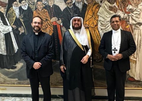به نمایندگی از جناب دبیرکل، و رئیس انجمن علمای مسلمان، آقای دکتر شیخ محمد العیسی ، امروز مشاور و نماینده هماهنگ‌کننده سازمان همبستگی جهان اسلام در واتیکان، جناب آقای دکتر عبدالعزیز سرحان، در مراسم تحلیف پاپ جدید واتیکان، لئون چهاردهم، شرکت کرد