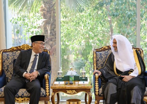 ‏استقبلَ معالي الأمين العام، رئيس هيئة علماء المسلمين، فضيلة الشيخ د.⁧‫محمد العيسى‬⁩‬⁩ في مكتبه ظُهر اليوم، فضيلة الشيخ د. يحيى خليل ثقوف، رئيسَ جمعية نهضة العلماء الإندونيسية
