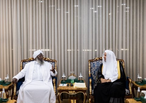 ‏استقبل معالي الأمين العام، رئيس هيئة علماء المسلمين، فضيلة الشيخ د.⁧‫محمد العيسى‬⁩ ⁦‪‬⁩، في مكتبه مساء اليوم، فضيلة كبير الأئمة، رئيس المجلس الأعلى للشؤون الإسلامية، رئيس مجلس العلماء بجمهورية إثيوبيا، الشيخ د.حاجي إبراهيم توفا. ‏واستعرضَ اللقاءُ الموضوعات ذات الاهتمام المشترك.