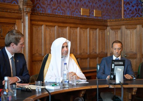 پارلمان بریتانیا در مقر خود در پایتخت، لندن، میزبان نشستی با جناب دبیرکل و رئیس انجمن علمای مسلمان، آقای دکتر شیخ محمد العیسی بود