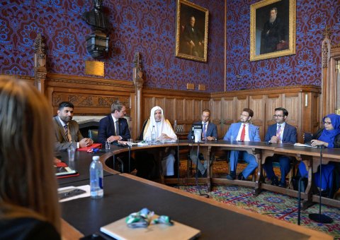 El presidente y los responsables del Parlamento británico rinden homenaje al Secretario General de la Liga del Mundo Islámico