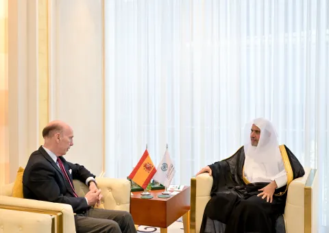 التقى معالي الأمين العام، رئيس هيئة علماء المسلمين، فضيلة الشيخ د.⁧‫محمد العيسى‬⁩‬⁩ ظُهر اليوم، بمكتبه في فرع الرابطة بالرياض، سعادة سفير مملكة إسبانيا لدى المملكة العربية السعودية، السيد خافيير كارباخوسا سانشيز
