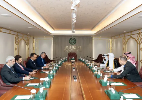 El Sheij Mohammed Al-Issa recibió esta tarde, en Riad, una delegación de alto nivel del Senado y del Parlamento italiano, liderada por el senador Marco Scurria.